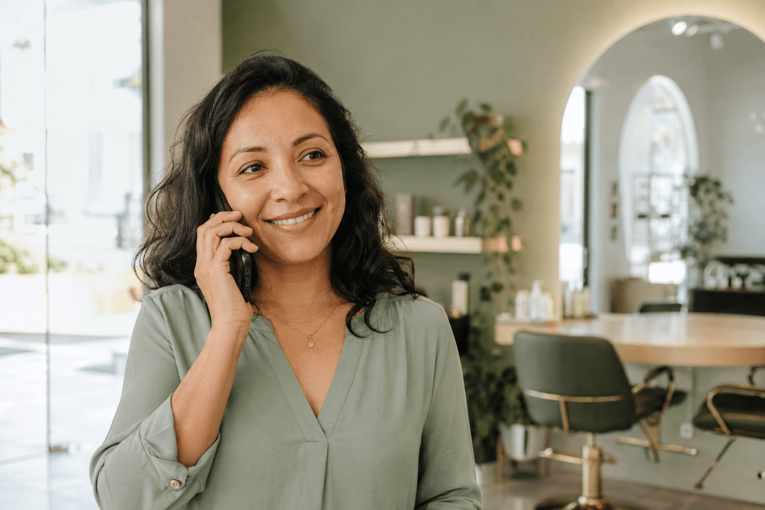 Escena editorial de una persona conversando por teléfono